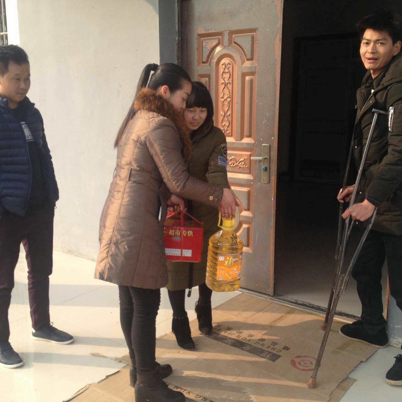李经理看望肢残朋友